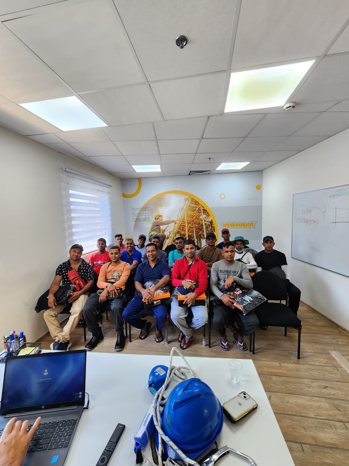 נוחתים, מחייכים, ובונים יחד 💙